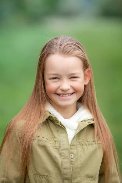 Sorridente Ragazza Abiti Autunnali Ordinari Uno Sfondo Vegetale Sfocato — Foto Stock