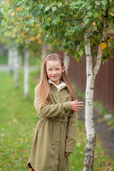 Girl Ordinary Autumn Clothes Blurred Plant Background — Stock Photo, Image
