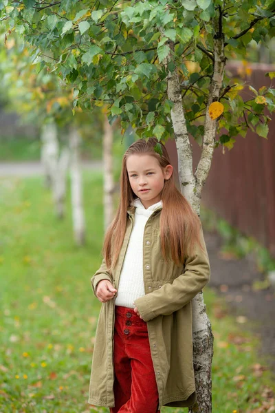 Girl Ordinary Autumn Clothes Blurred Plant Background — Stock Photo, Image