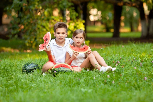 Boy Girl Sit Grass Eat Juicy Watermelon — Stock Photo, Image