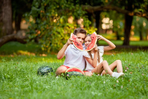 Boy Girl Sit Grass Eat Juicy Watermelon — Stock Photo, Image