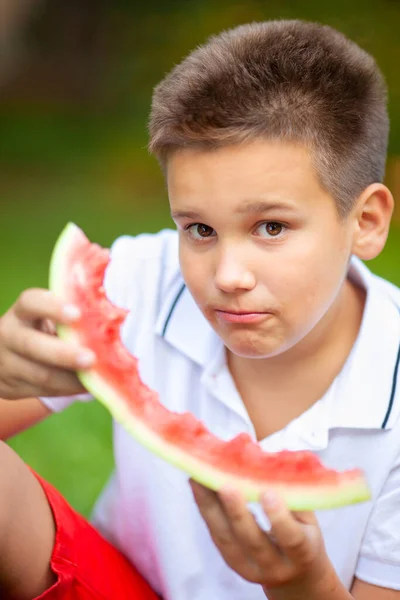 Chico Camiseta Blanca Comiendo Sandía Hierba Parque — Foto de Stock