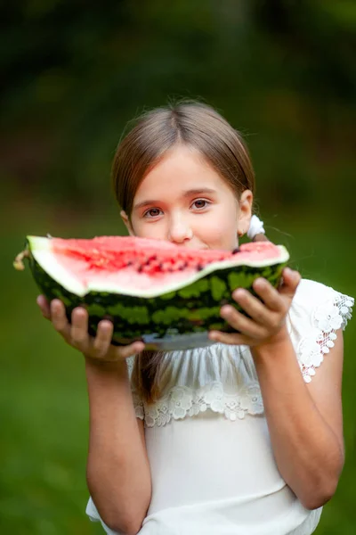 Flicka Vita Kläder Och Med Två Svansar Huvudet Äter Vattenmelon — Stockfoto