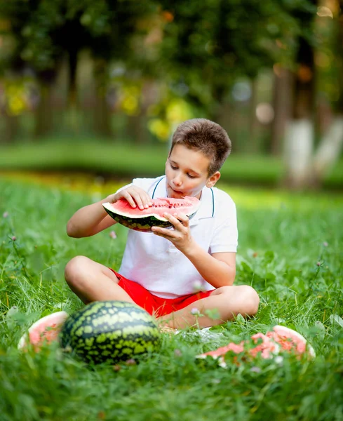 Junge Weißen Shirt Isst Wassermelone Auf Dem Rasen Park — Stockfoto