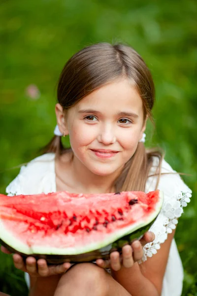 Ragazza Abiti Bianchi Con Due Code Sulla Testa Mangia Anguria — Foto Stock