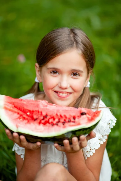 Ragazza Abiti Bianchi Con Due Code Sulla Testa Mangia Anguria — Foto Stock