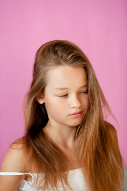 9 yaşında, nazik, uzun saçlı bir kızın portresi.