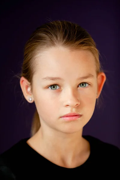 Portrait Sombre Une Fille Dans Shirt Noir Sur Fond Sombre — Photo