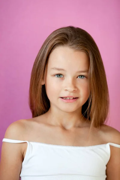 Retrato Una Tierna Niña Años Pelo Largo Contra Una Pared — Foto de Stock