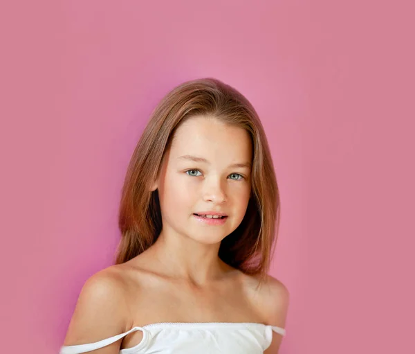 Retrato Una Tierna Niña Años Pelo Largo Contra Una Pared — Foto de Stock