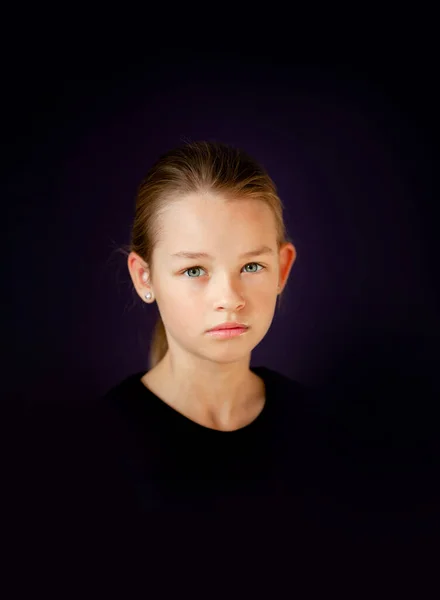 Dunkles Porträt Eines Mädchens Schwarzem Shirt Auf Dunklem Hintergrund — Stockfoto