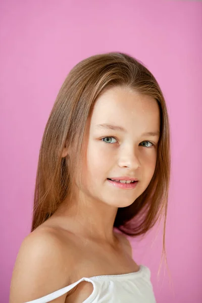 Retrato Una Tierna Niña Años Pelo Largo Contra Una Pared —  Fotos de Stock