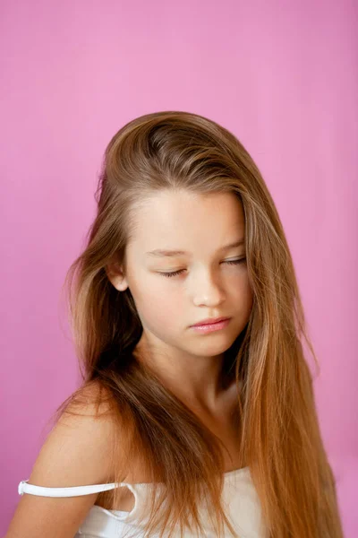 Портрет Нежной Летней Девочки Длинными Волосами Сирени — стоковое фото