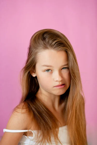 Retrato Una Tierna Niña Años Pelo Largo Contra Una Pared — Foto de Stock