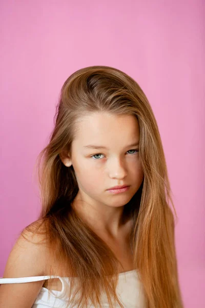 Porträt Eines Sanften Jährigen Langhaarigen Mädchens Vor Einer Lila Wand — Stockfoto