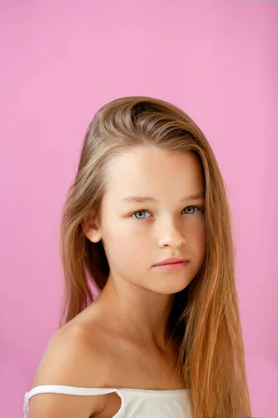 Retrato Una Tierna Niña Años Pelo Largo Contra Una Pared — Foto de Stock