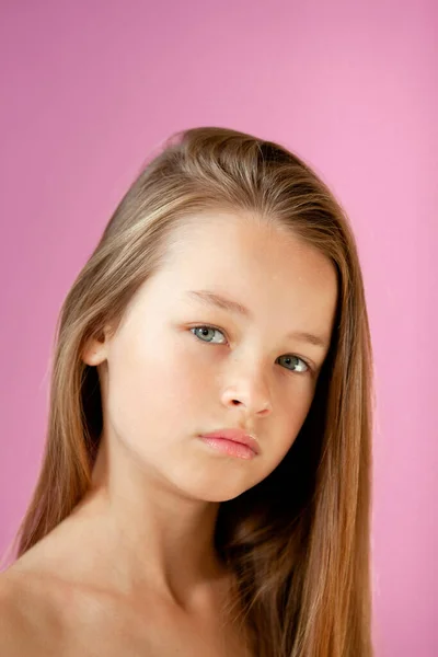 Portret Delikatnej Letniej Długowłosej Dziewczyny Liliowej Ścianie — Zdjęcie stockowe