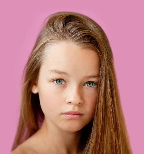 Sanftes Jähriges Langhaariges Mädchen Gegen Eine Fliederfarbene Wand — Stockfoto