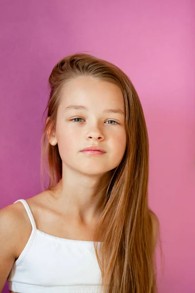 Πορτρέτο Ενός Ήπιου Εννιάχρονου Κοριτσιού Μακριά Μαλλιά Έναν Λιλά Τοίχο — Φωτογραφία Αρχείου