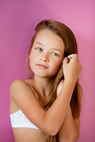 Retrato Una Tierna Niña Años Pelo Largo Contra Una Pared — Foto de Stock