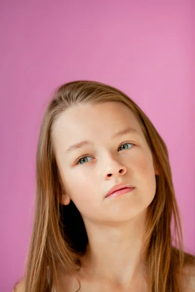 優しい9歳の髪の少女の肖像画ライラックの壁に対して — ストック写真