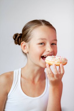 Elinde iştah açıcı jöleli donut tutan bir kız.