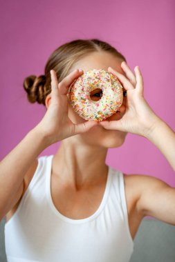 Elinde iştah açıcı jöleli donut tutan bir kız.