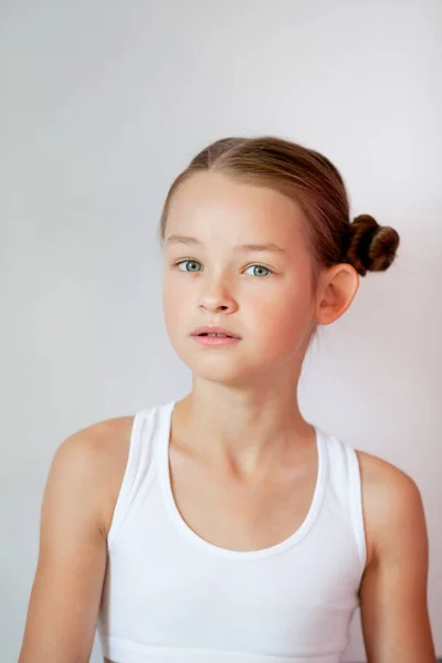 Mädchen Einem Schlichten Weißen Sporttrikot Auf Weißem Hintergrund — Stockfoto