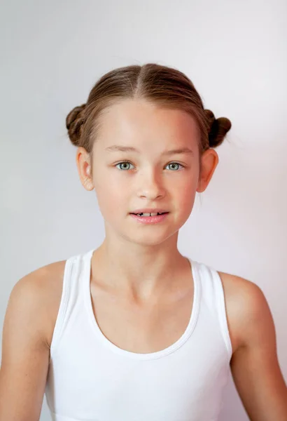 Mädchen Einem Schlichten Weißen Sporttrikot Auf Weißem Hintergrund — Stockfoto