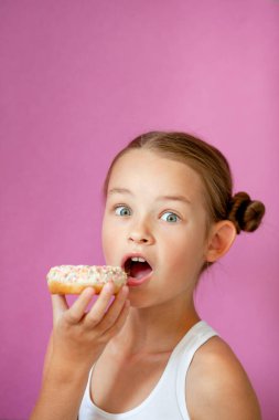 Elinde iştah açıcı jöleli donut tutan bir kız.