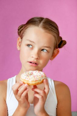 Elinde iştah açıcı jöleli donut tutan bir kız.