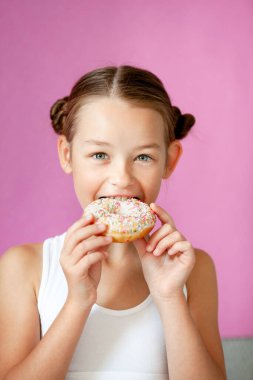 Elinde iştah açıcı jöleli donut tutan bir kız.