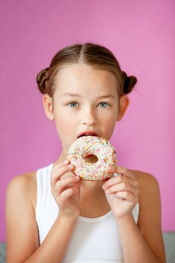 Elinde iştah açıcı jöleli donut tutan bir kız.