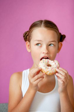 Elinde iştah açıcı jöleli donut tutan bir kız.