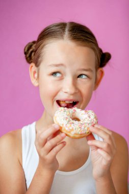 Elinde iştah açıcı jöleli donut tutan bir kız.