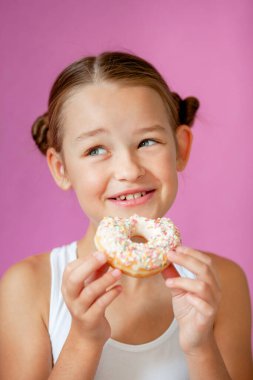 Elinde iştah açıcı jöleli donut tutan bir kız.