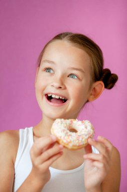Elinde iştah açıcı jöleli donut tutan bir kız.