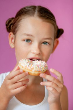 Elinde iştah açıcı jöleli donut tutan bir kız.