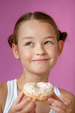 Elinde iştah açıcı jöleli donut tutan bir kız.