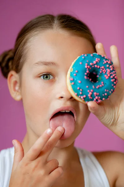 Elinde iştah açıcı jöleli donut tutan bir kız.