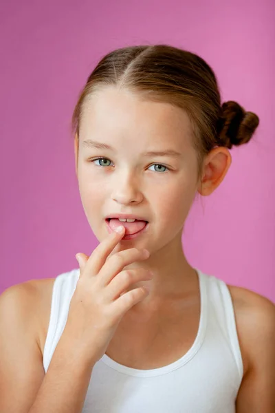 Mädchen Leckt Ihren Finger Nach Etwas Leckerem — Stockfoto