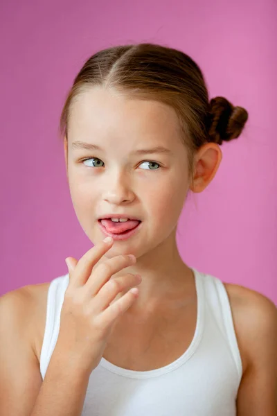 Mädchen Leckt Ihren Finger Nach Etwas Leckerem — Stockfoto