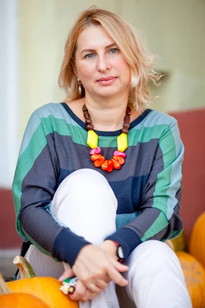 Volwassen Kalme Vrouw Veranda Van Een Huis Met Kolommen Herfst — Stockfoto