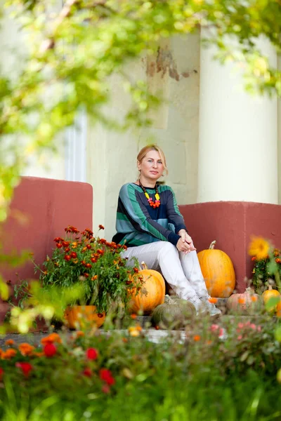 Volwassen Kalme Vrouw Veranda Van Een Huis Met Kolommen Herfst — Stockfoto