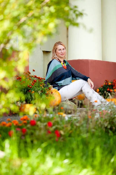 Volwassen Kalme Vrouw Veranda Van Een Huis Met Kolommen Herfst — Stockfoto