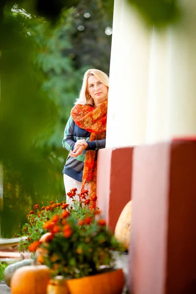 Volwassen Kalme Vrouw Veranda Van Een Huis Met Kolommen Herfst — Stockfoto