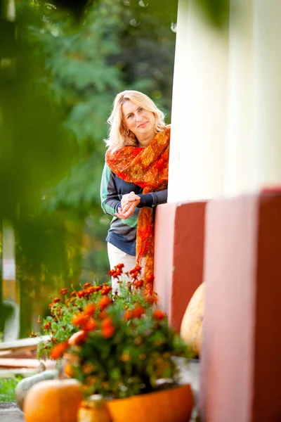 Volwassen Kalme Vrouw Veranda Van Een Huis Met Kolommen Herfst — Stockfoto