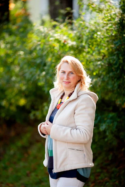 Vrouw Een Wandeling Het Herfstpark — Stockfoto