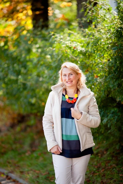 Vrouw Een Wandeling Het Herfstpark — Stockfoto