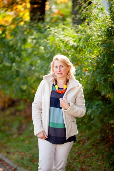 Vrouw Een Wandeling Het Herfstpark — Stockfoto